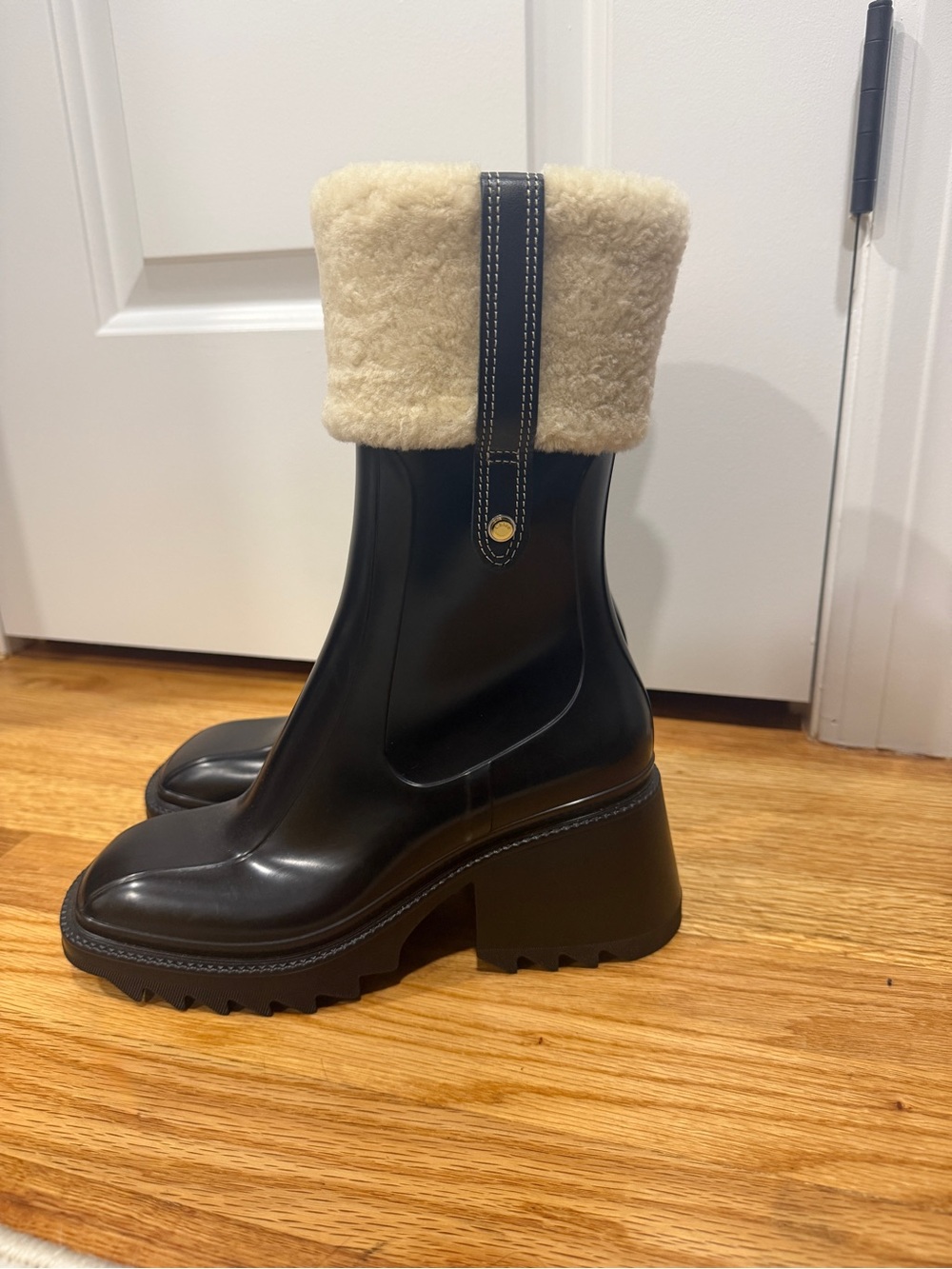 Chloe Black Heeled Chelsea Boots with Cream Shearling Cuff - Picture 4 of 7